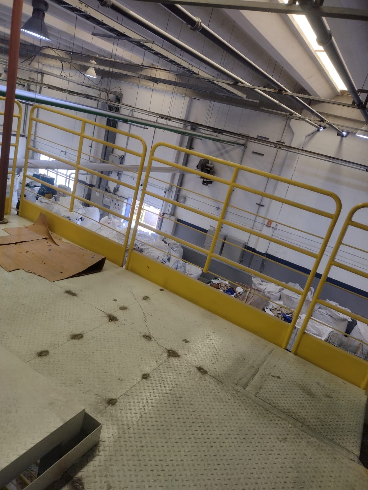 Mezanino e plataforma industrial com piso antiderrapante