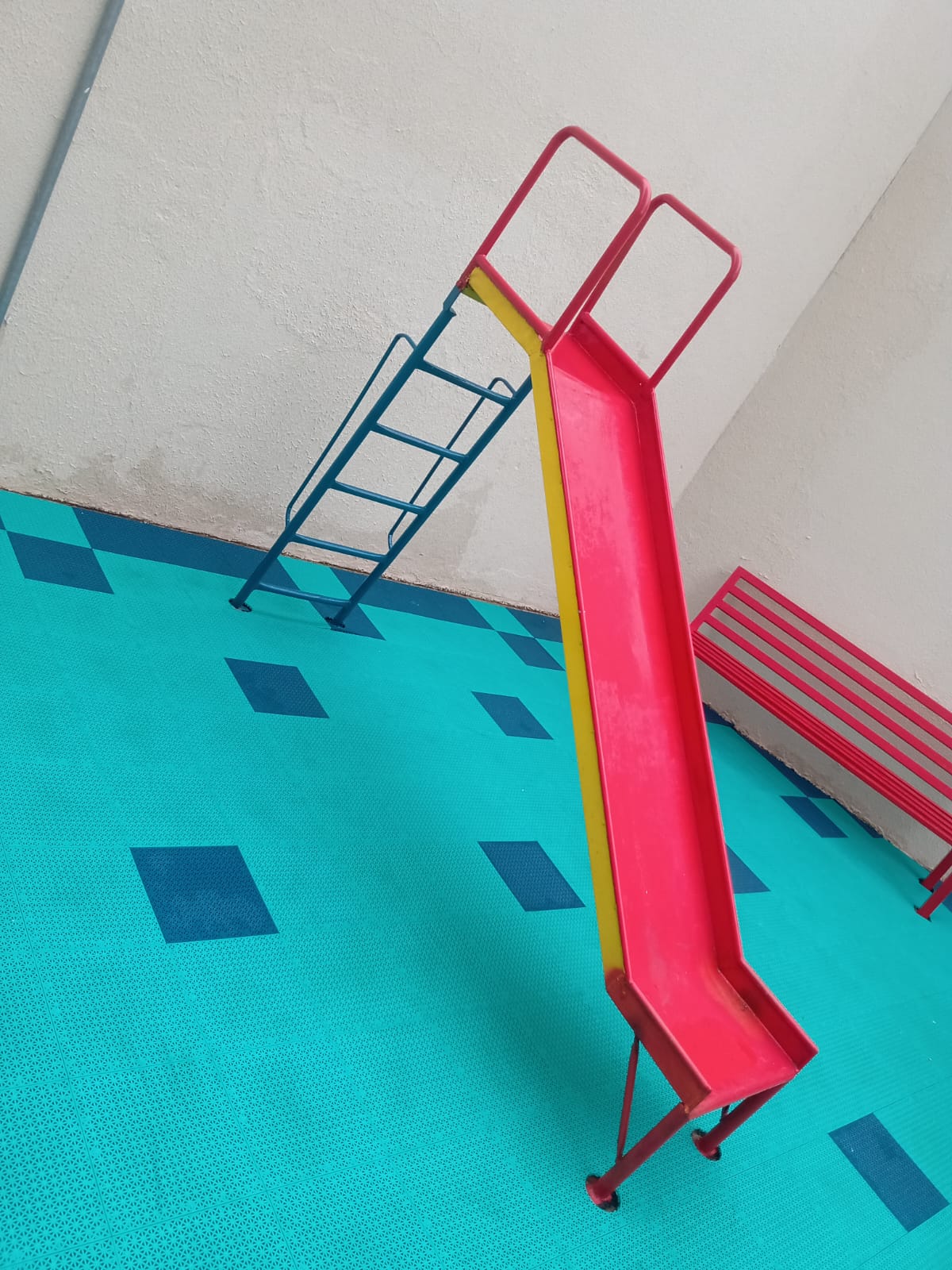 Escorregador infantil em aço para playground sob medida